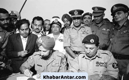 કંધો સે મિલતે હૈ કંધે, કદમોં સે કદમ મિલતે હૈ, હમ ચલતે જબ ઐસે તો દિલ દુશ્મન કે હિલતે હૈ..