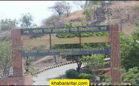 હિંદી યુનિવર્સિટીમાં દલિત વિદ્યાર્થીઓ VC વિરુદ્ધ અવાજ ઉઠાવતા સસ્પેન્ડ